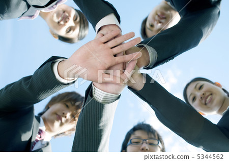 Businessmen and businesswomen who keep hands together 5344562