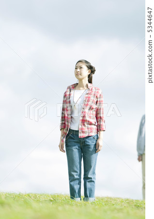 站立在草原的婦女 站立在草原的婦女 5344647