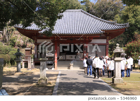 四國神社平台69號佛教寺廟“Kanonji”大廳和朝聖 四國神社平台69號佛教寺廟“Kanonji”大廳和朝聖 5346960
