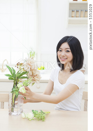 A woman who makes flowers in a vase A woman who makes flowers in a vase 5351029