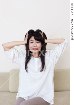 A young woman holding a head A young woman holding a head 5351140