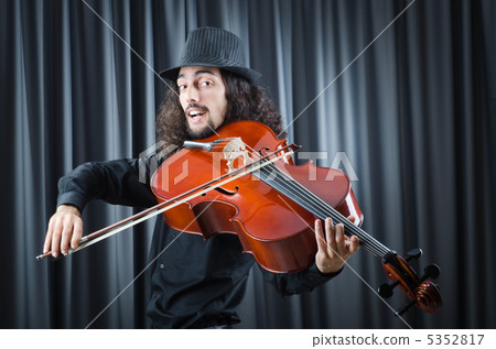 Man playing the cello 5352817
