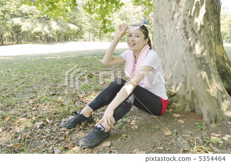 婦女在樹蔭下休息 婦女在樹蔭下休息 5354464