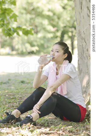 婦女在樹蔭下休息 婦女在樹蔭下休息 5354466