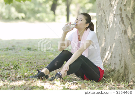 婦女在樹蔭下休息 婦女在樹蔭下休息 5354468