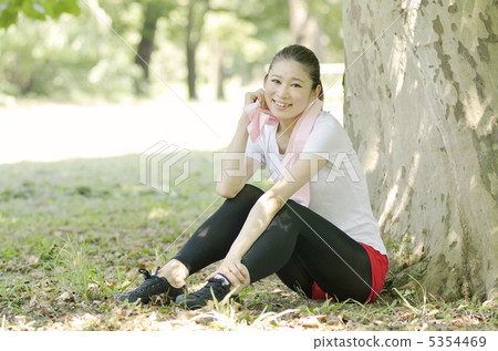 婦女在樹蔭下休息 婦女在樹蔭下休息 5354469