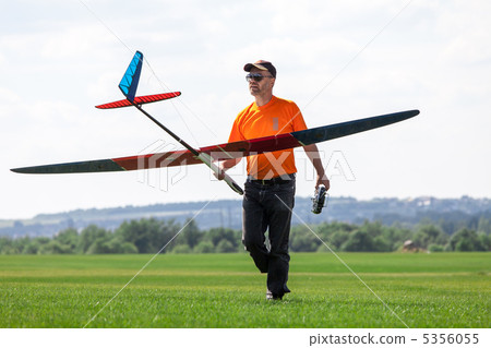 Man holds the RC glider 5356055
