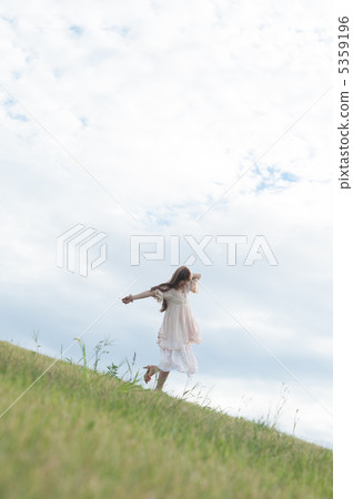 走在草甸的婦女 5359196