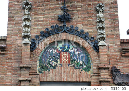 巴塞羅那，西班牙的街角的馬賽克 5359403