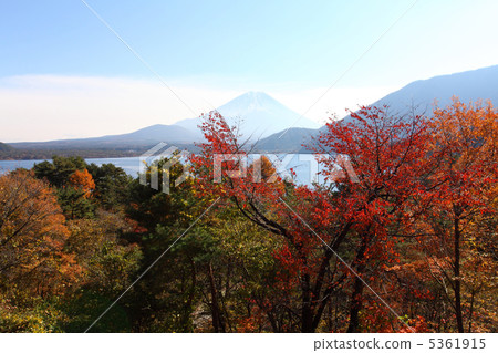 秋天的湖Motosu和富士山 5361915