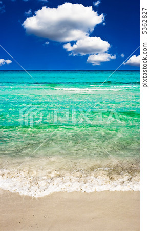 Perfect beach 5362827