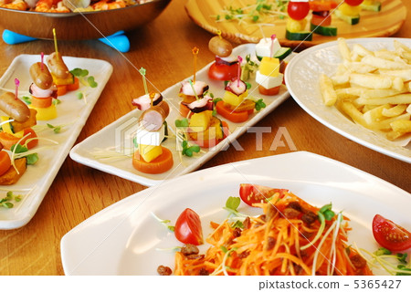 Pinchos and salad 5365427