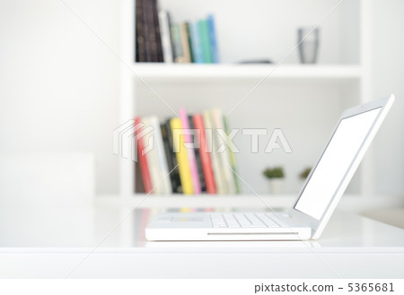 景觀與一台筆記本電腦 景觀與一台筆記本電腦 5365681