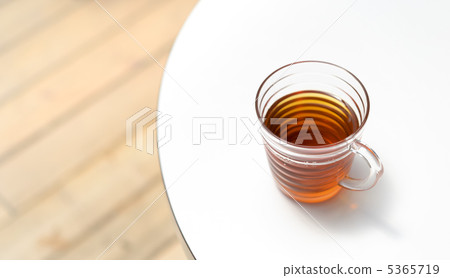 桌上放著一杯熱飲。 5365719