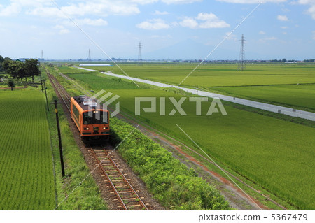 Tsugaru鐵路在夏天 5367479