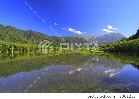 從大正池塘看到的穗高山 從大正池塘看到的穗高山 5368235