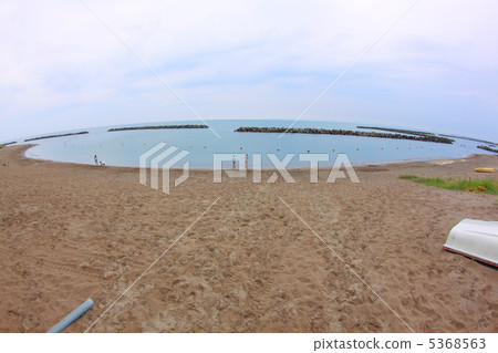 Horizon from sandy beach 5368563