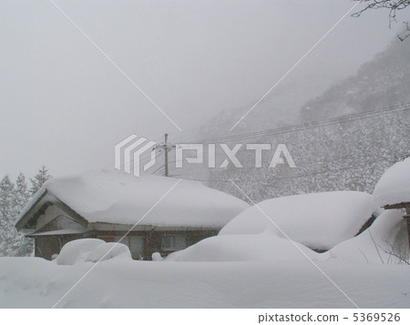 Snow house Snow house 5369526