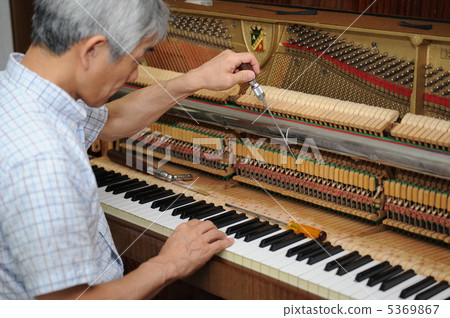 Piano tuning 5369867