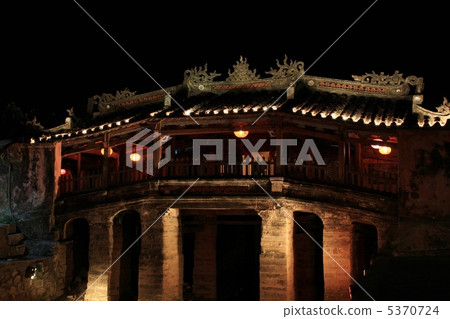 Night Hoi An near-bridge 5370724