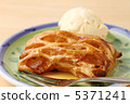 Apple pie with vanilla ice cream 5371241