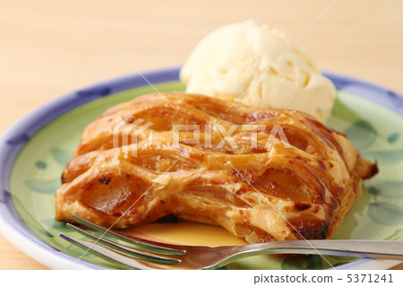 Apple pie with vanilla ice cream 5371241