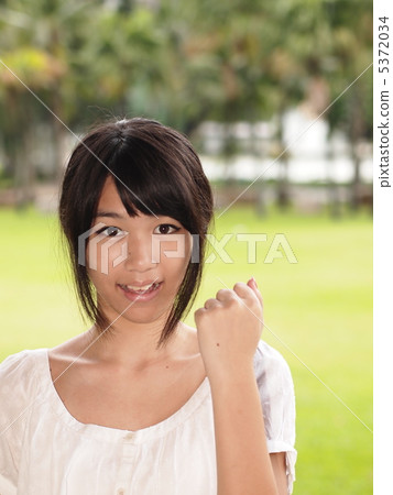 Girls playing guts pose 5372034
