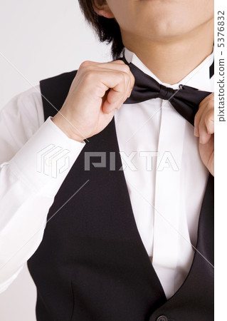 一個人在一家咖啡館兼職工作 5376832