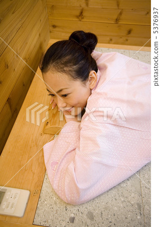 一個沐浴岩石的女人 5376937