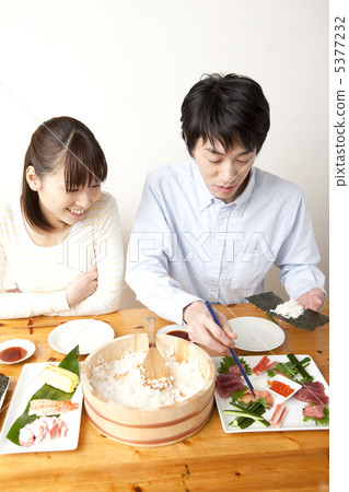 製作手捲壽司的男士 5377232