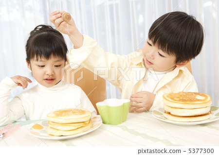 A boy honeying a hot cake A boy honeying a hot cake 5377300