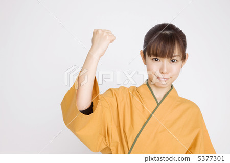 一名婦女兼職在日本的自助餐廳工作 一名婦女兼職在日本的自助餐廳工作 5377301