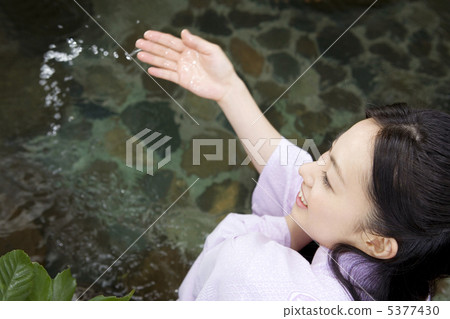 看在露天浴的婦女熱水 看在露天浴的婦女熱水 5377430