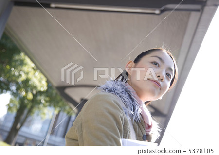 等待公共汽車的婦女 5378105