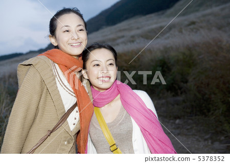 Two women standing on the Susuki steppe 5378352