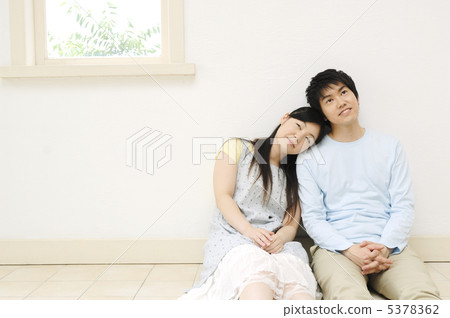 Leaning on the shoulder Leaning on the shoulder 5378362