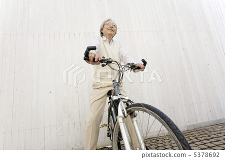 跨過自行車的一位資深男性 5378692