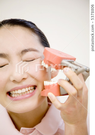 一個女人咬人 5378806