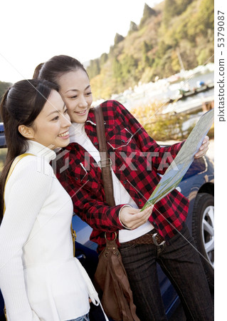 2 women watching the map 5379087