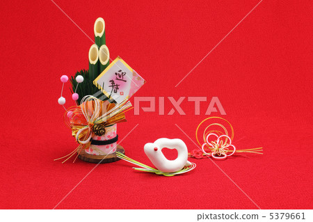心臟的可愛的白色蛇和女神裝飾 5379661