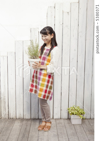 盆栽植物和婦女 5380371