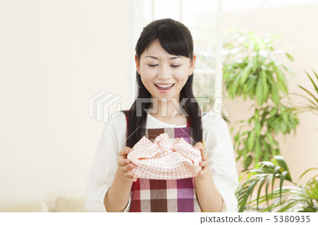 圍裙的一名婦女與午餐盒 圍裙的一名婦女與午餐盒 5380935