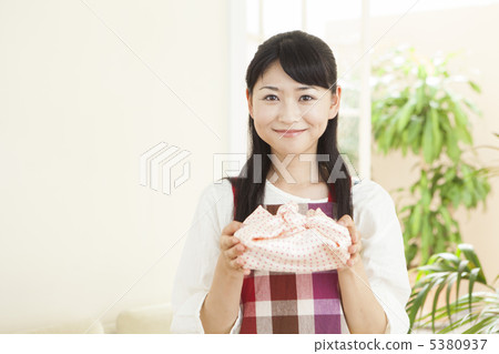圍裙的一名婦女與午餐盒 圍裙的一名婦女與午餐盒 5380937