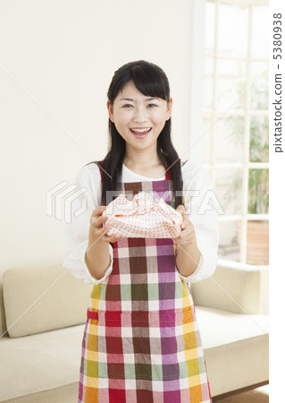 圍裙的一名婦女與午餐盒 圍裙的一名婦女與午餐盒 5380938