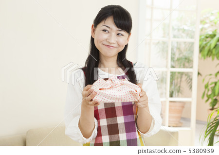 圍裙的一名婦女與午餐盒 圍裙的一名婦女與午餐盒 5380939