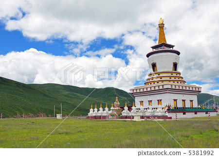 A pagoda of colors 5381992