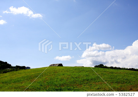 與小山和白色雲彩的天空 與小山和白色雲彩的天空 5382527