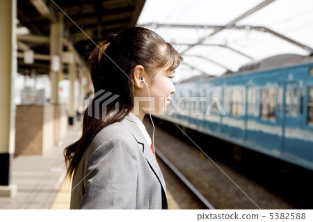 School girls waiting for train 5382588