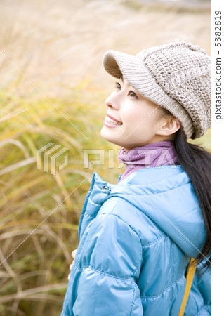 站立在Susuki領域的婦女 5382819