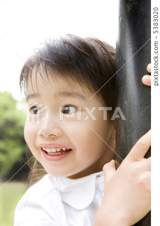 一個女孩帶著微笑 5383020